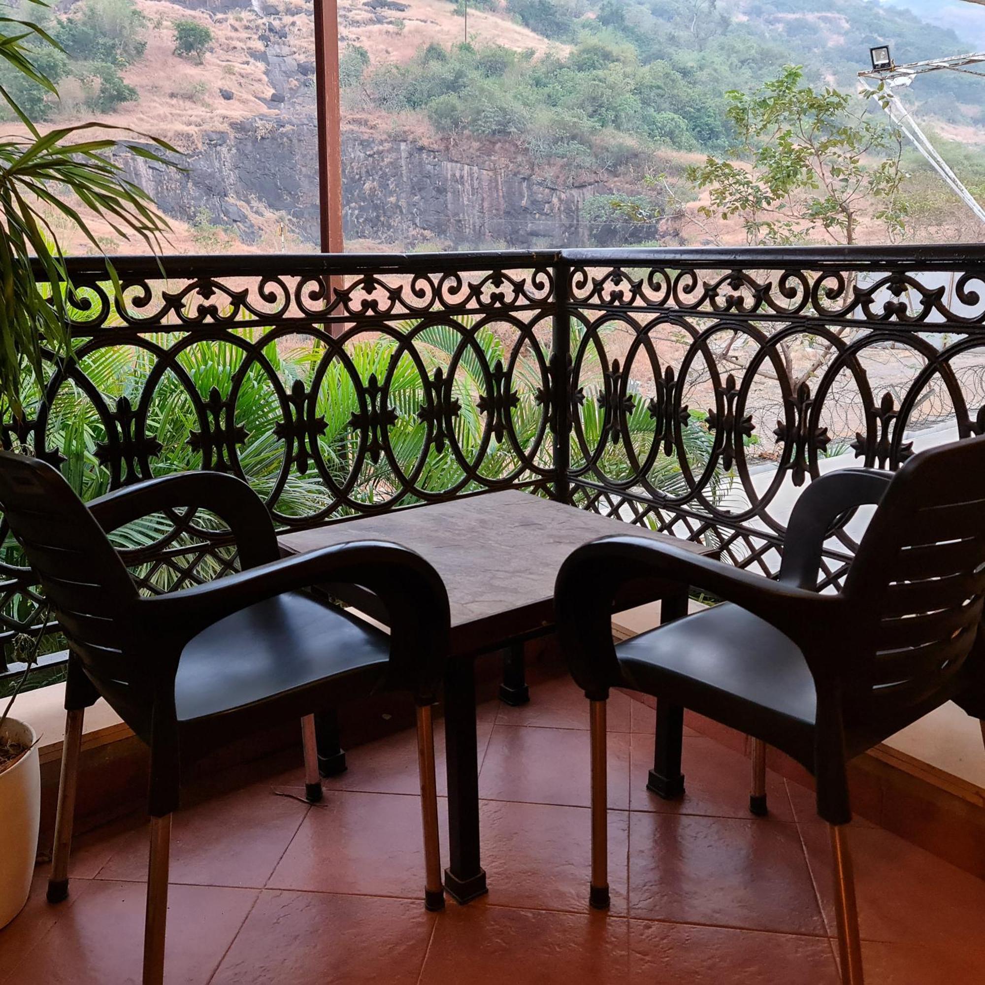 Misty Meadows, Lonavala Hotell Exteriör bild