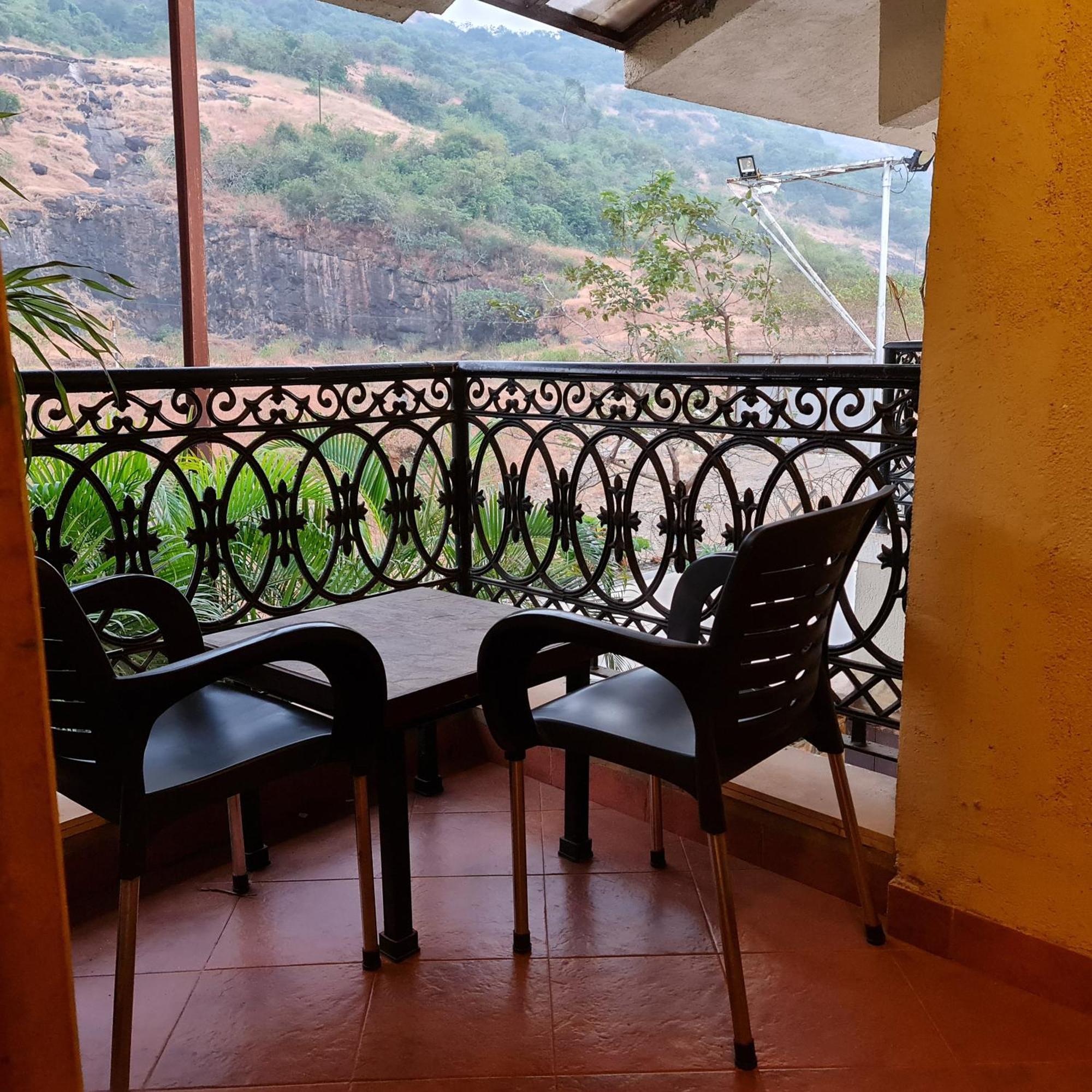 Misty Meadows, Lonavala Hotell Exteriör bild