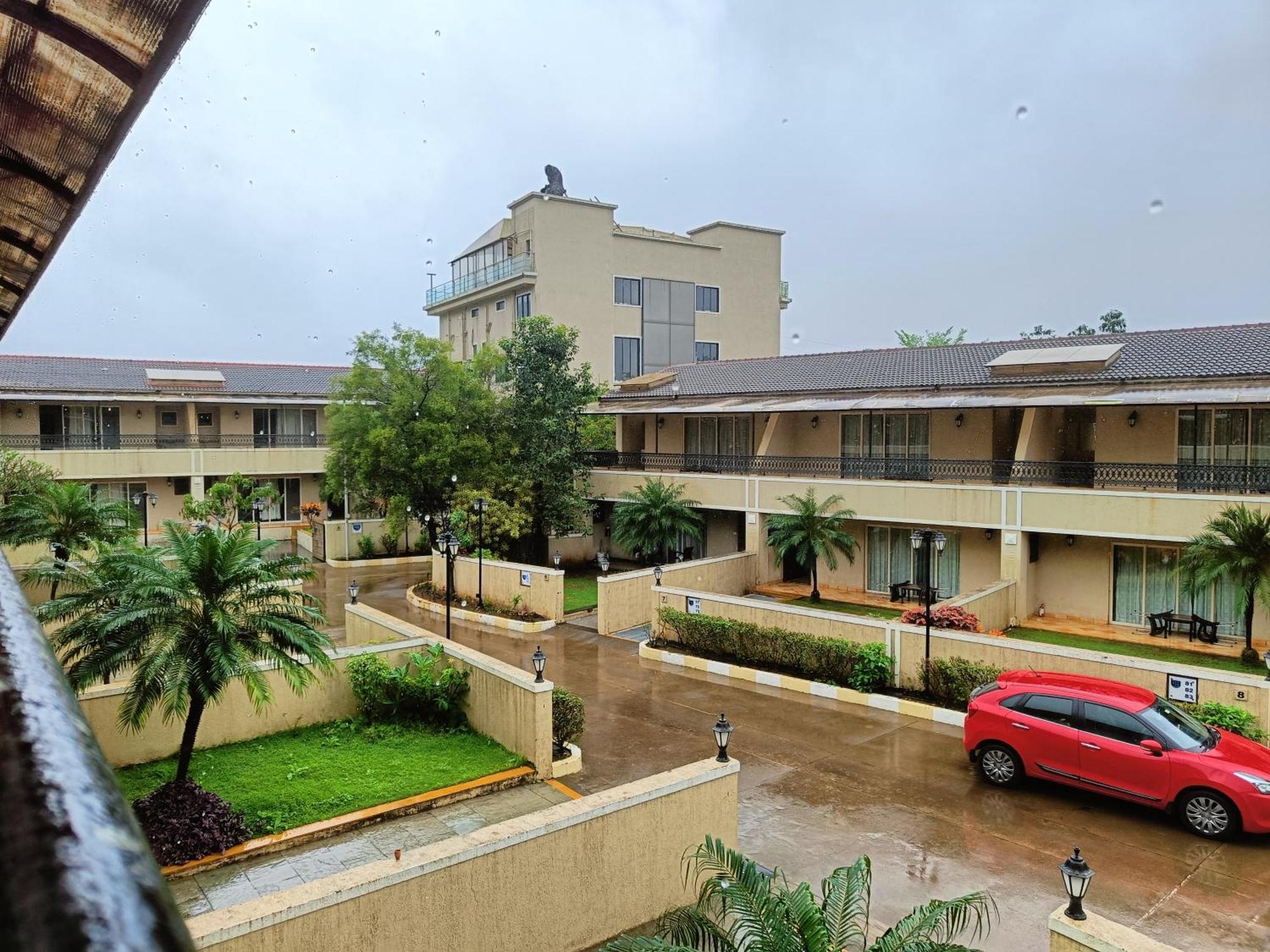 Misty Meadows, Lonavala Hotell Exteriör bild