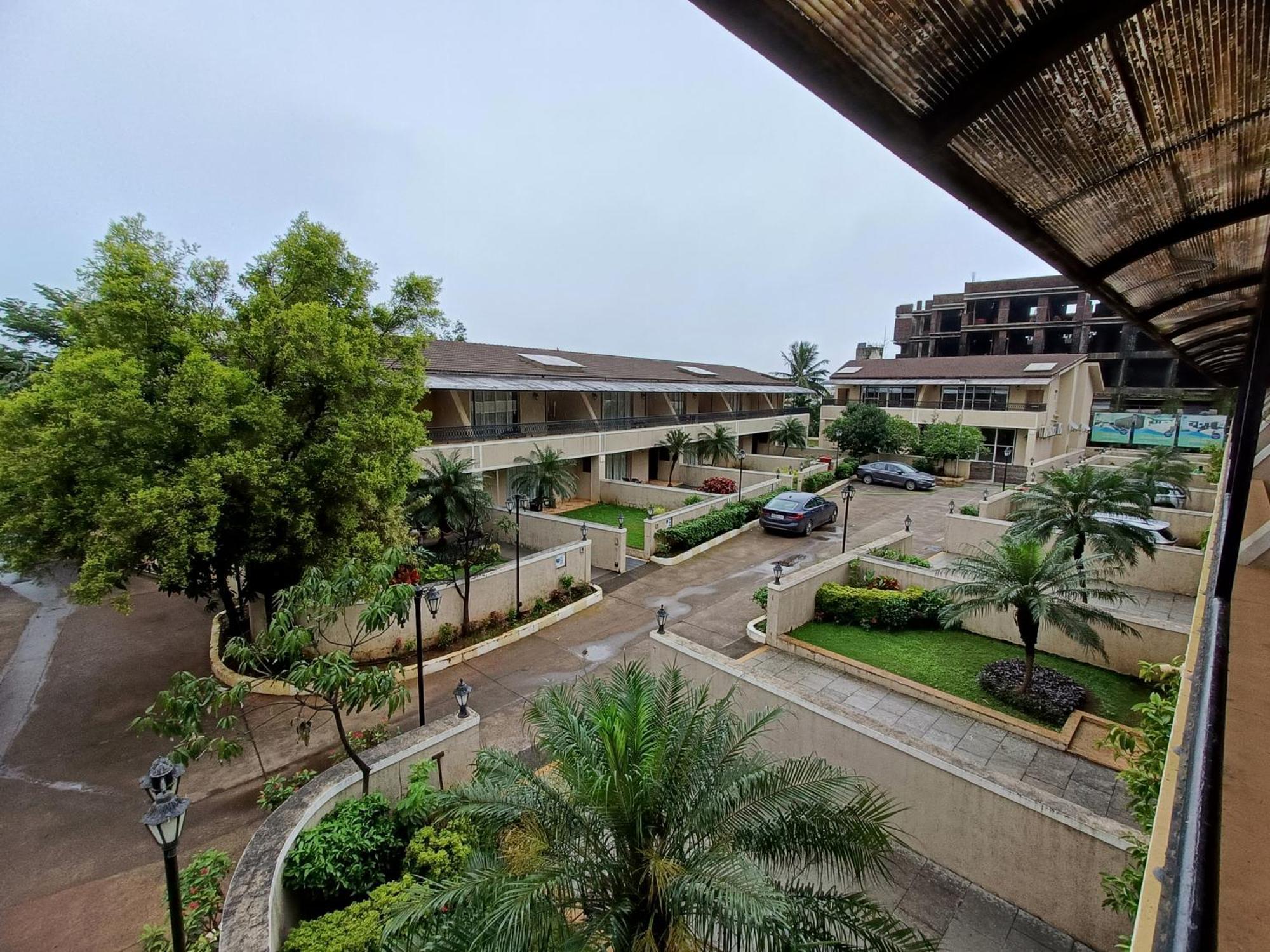 Misty Meadows, Lonavala Hotell Exteriör bild